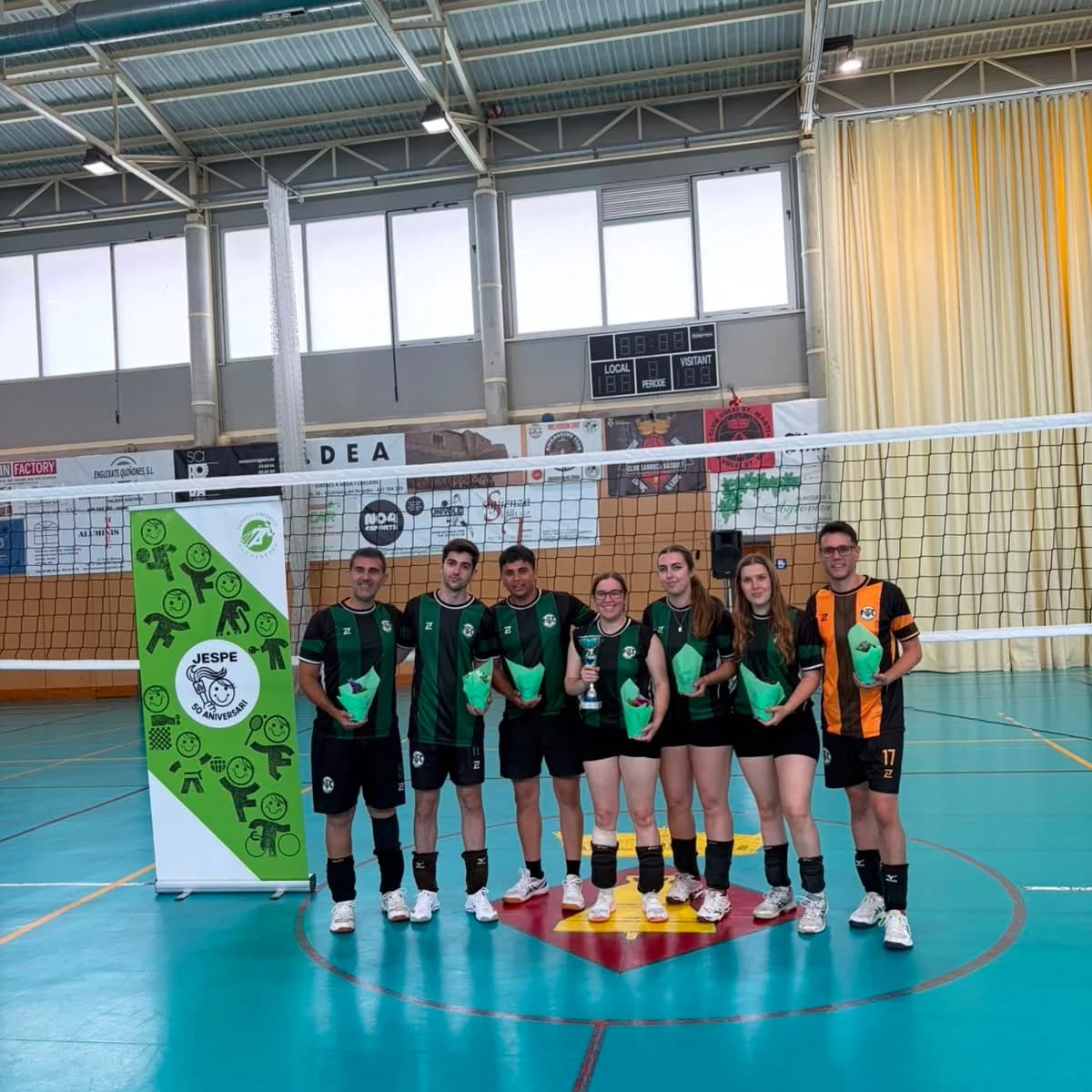 L’equip amb la bandera del club a la cloenda de la lliga 2025–2026